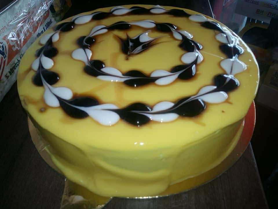 Жълта торта с декорация