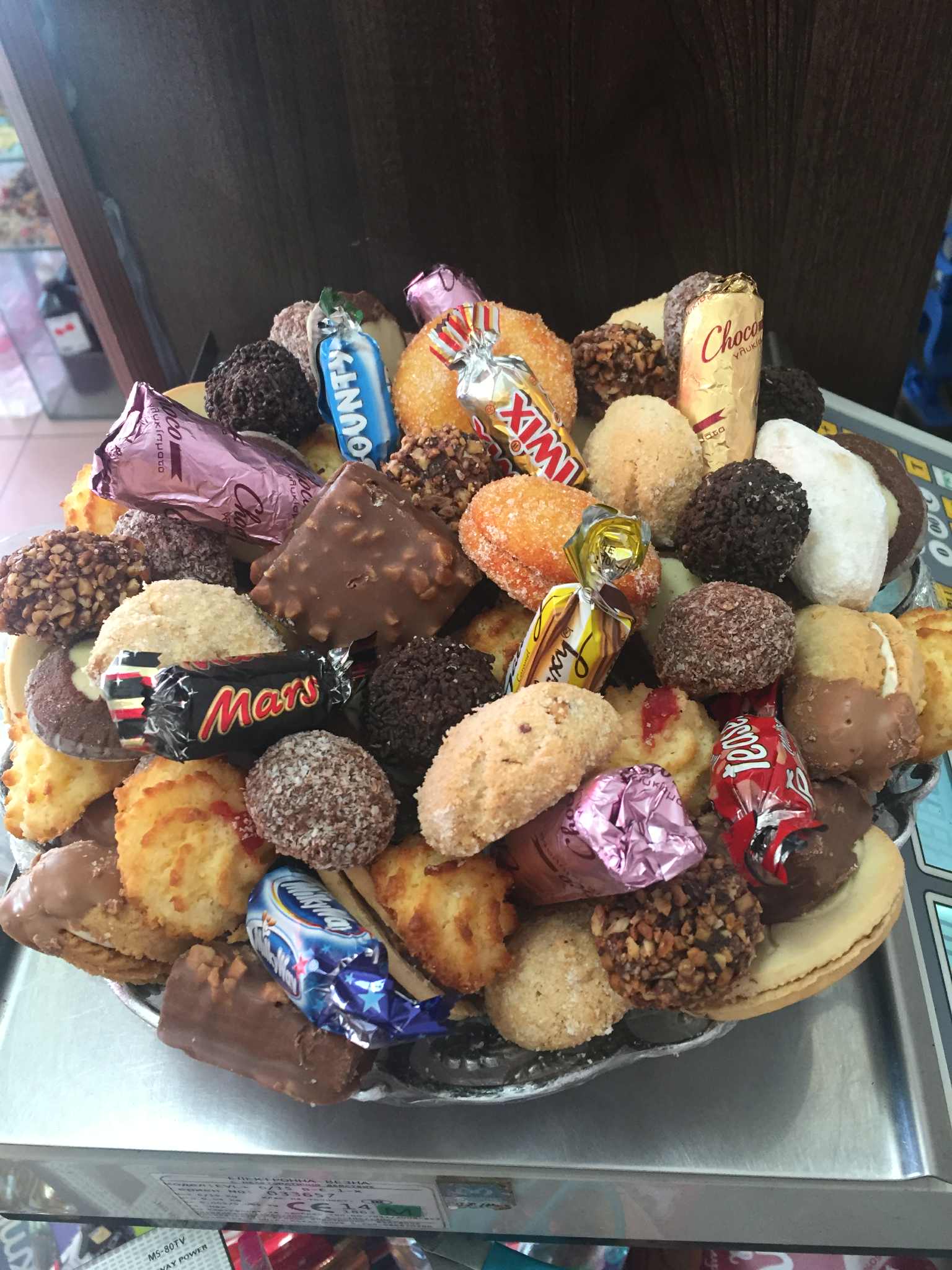 Плато с разнообразни сладки