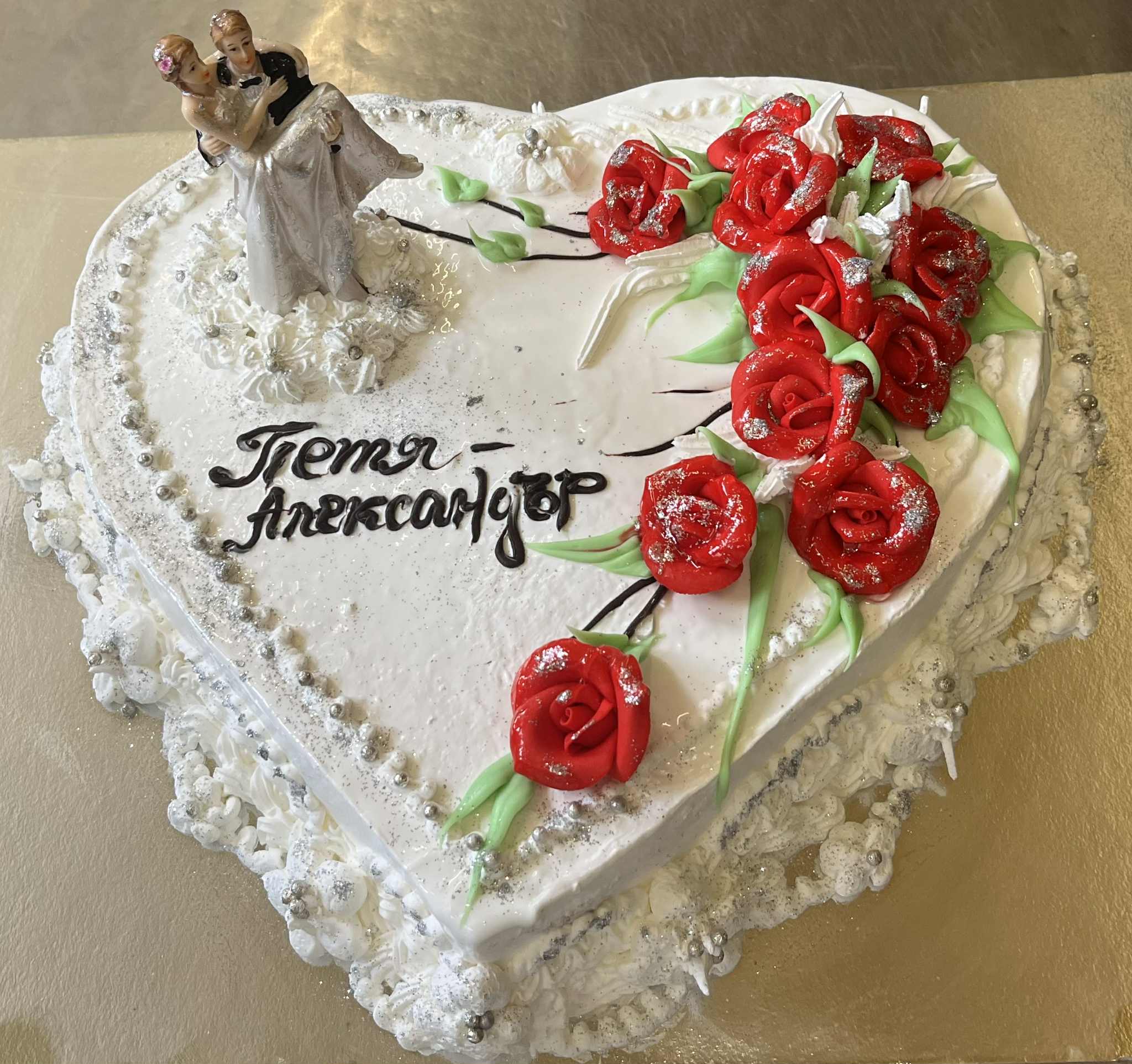 Сватбена торта сърце с рози